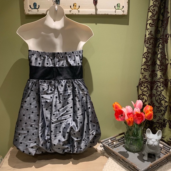 Cute Silver and Black short - Picture 2 of 6